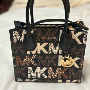 Small crossbody patches used 3 times per friendly room. Smoke free